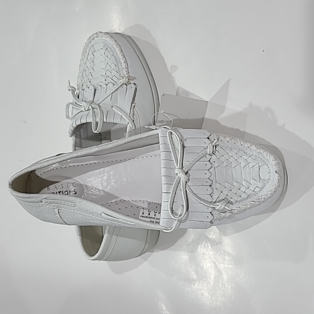 NWT Womens white leather shoes size 8.5 wide. Basic editions